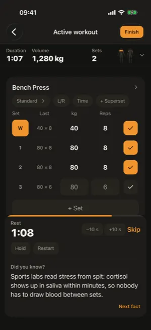 A workout in progress: bench press at 80 kg × 8, last time's numbers alongside, the rest timer at 1:23 below